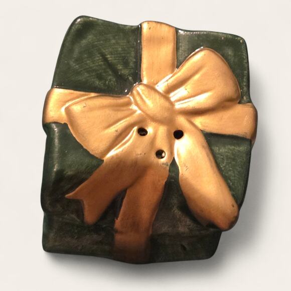 Fitz and Floyd Salt and Pepper Shaker Set Santa Sitting on a Present - Picture 9 of 9